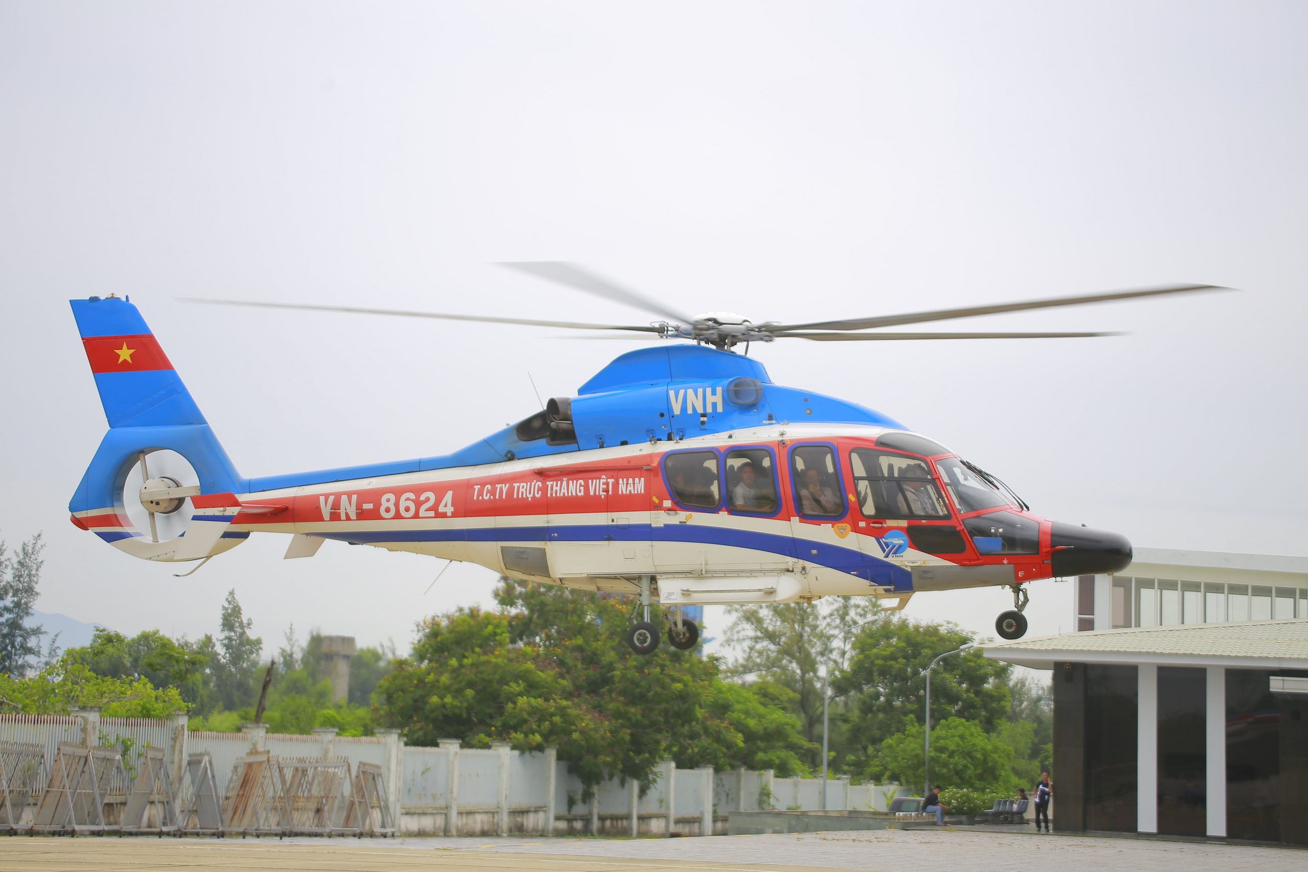 danang heli tour - tour trực thăng đà nẵng - trực thăng EC-155 B1 sân bay nước mặn Đà Nẵng - tour chinh phục
